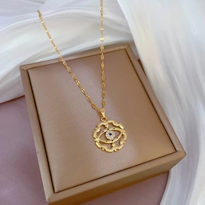 Collana occhio del diavolo dorata con zirconi blu su sfondo di seta pregiata