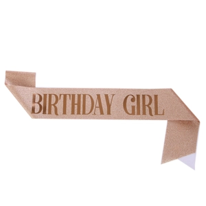 Vue détaillée de l'écharpe Birthday Girl à paillettes or rose avec lettrage noir