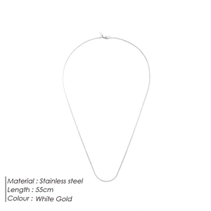 Vue de dessus d'une chaîne minimaliste de 55cm en acier inoxydable or blanc sur fond blanc