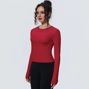 T-shirt de sport rouge à manches longues avec coupe ajustée et matière respirante