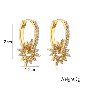 Detalle de pendientes estrella bañados en oro 18K con medidas 2cm por 1,2cm y peso de 3g