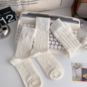 Calzini in cotone color crema stile vintage con motivi a pois e coste traforate