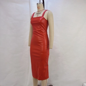 Detailansicht des roten PU-Lederkleids mit hohem Beinschlitz und elegantem, gesäumtem Rand