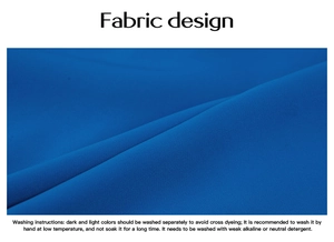 Détail de la texture du tissu bleu avec instructions de lavage en anglais et motif textile