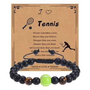 Makro-Detail von Tennis-Perlenarmband mit mattschwarzen Perlen auf Motivationskarte