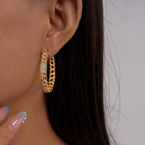 Detailed close-up of 18k gold plated chain hoop earring featuring sparkling zircon on ear