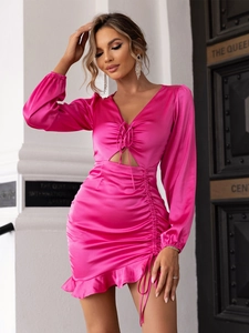 Détail de la robe en satin rose avec découpe à la poitrine et volants élégants
