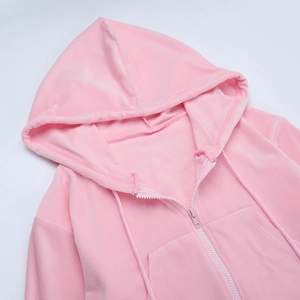 Dettaglio della felpa con cappuccio in velluto rosa con coulisse e tasca a marsupio