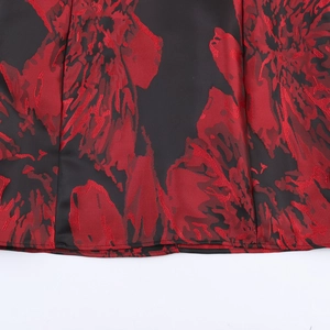 Robe jacquard vintage élégante avec motif floral rouge sur tissu de luxe noir