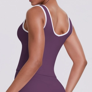 Gros plan du débardeur de yoga violet avec bordure blanche montrant la texture du tissu