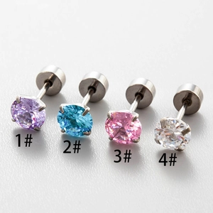 Nahaufnahme von vierkralligen Zirkonia-Ohrsteckern in Violett, Blau, Rosa und Weiß-Kristall