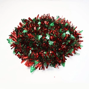 Détail de guirlande de Noël rouge et verte métallisée avec motifs de sapins découpés
