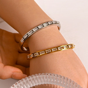 Bracciale rigido stretto in acciaio inossidabile placcato oro 18K con diamanti rettangolari