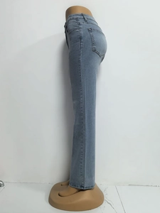 Detailaanzicht van een vintage lichtblauwe jeans met hoge taille en wijde pijpen op een pop