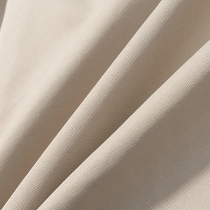 Makroaufnahme der hochwertigen beige Twill-Stofftextur für französischen Trenchcoat