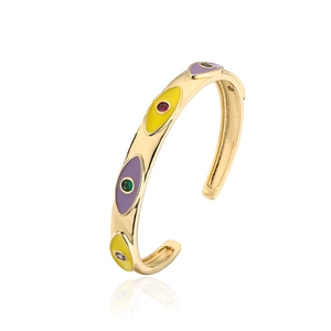 Detalle del brazalete bohemio chapado en oro con ojos de esmalte de colores y circonita