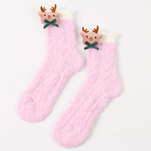 Details von rosa Plüschsocken aus Korallenvlies mit braunem Rentier und grüner Schleife