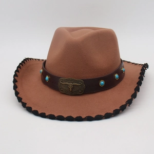Cappello da cowboy marrone con perle turchesi, fibbia con teschio di toro e tesa intrecciata