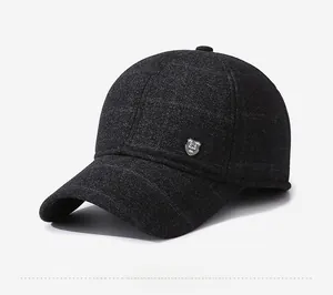 Vue détaillée de la casquette d'hiver en laine pour hommes avec logo R métallique