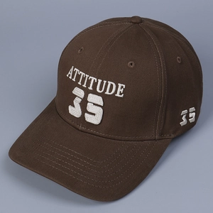 Broderie détaillée de lettres blanches sur une casquette de baseball en coton marron foncé