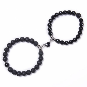 Détail du fermoir magnétique en cœur reliant les bracelets pour couples en pierre volcanique