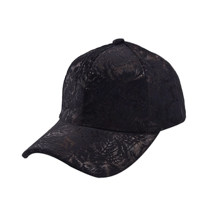 Gros plan sur une casquette de baseball noire avec motif de feuilles bronze satiné