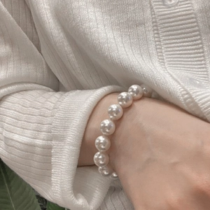 French vintage minimalist pearl stretch bracelet with 10mm round white pearls