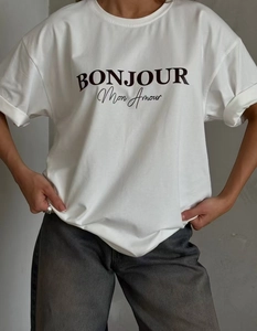 Detail von Bonjour Mon Amour Buchstabendruck auf weißem 100% Baumwolle T-Shirt