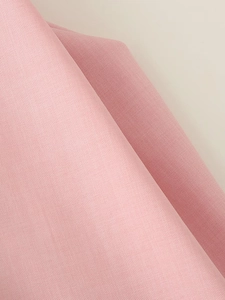 Macro di tessuto twill rosa che mostra la trama dettagliata del tessuto e pieghe morbide
