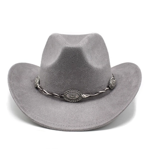 Détail d'un chapeau de cowboy gris en suède avec ruban tressé et boucles en métal rétro