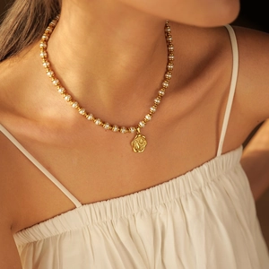 Collier en acier inoxydable doré 18 carats avec pendentif pièce et perles blanches