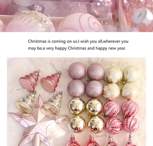 Vue à plat d'ornements de Noël roses et dorés avec diverses textures sur une fausse fourrure