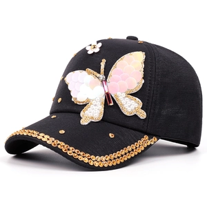 Casquette en denim avec papillon 3D à paillettes et perles pour un look élégant
