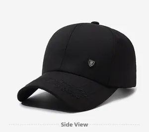 Vue latérale d'une casquette noire avec logo M en métal et broderie sur la visière