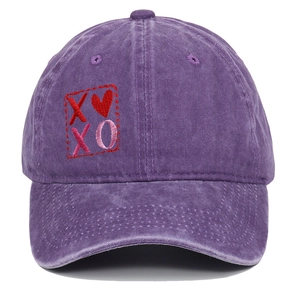 Vista dettagliata del ricamo XOXO e cuore su un berretto da baseball lavato viola