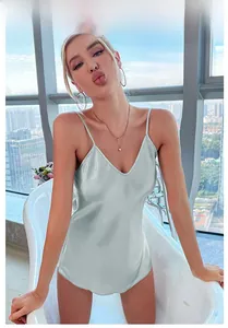 Détail de la robe nuisette en soie bleu clair avec col en V et fines bretelles spaghetti