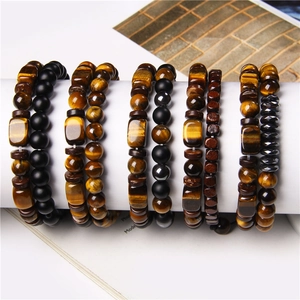 Tigerauge- und Hämatit-Perlenarmband-Set für Herren auf einem weißen Ständer