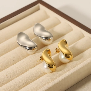 Minimalist gold-plated stainless steel earrings with white pearls in a beige jewelry box