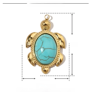 Détail du pendentif tortue dorée avec pierre naturelle et dimensions précises