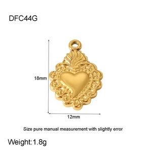 Detailed view of vintage gold heart pendant with dimensions 18mm x 12mm and 1.8g weight