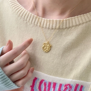 Collana minimalista in argento 925 dorato con ciondolo moneta e rilievo ritratto su maglione