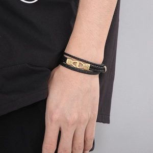 Détail macro du bracelet multicouche en cuir pour homme avec fermoir magnétique doré