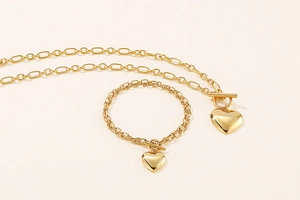Poliertes Gold-Edelstahl-Set aus Herzkette und Armband mit modischem OT-Verschluss