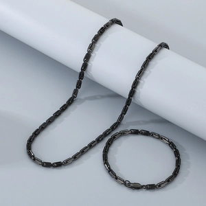 Gros plan sur l'ensemble collier et bracelet à maillons carrés noirs de 4,5 mm