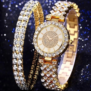 Vista detallada del conjunto de reloj y pulsera de mujer en oro con cristales finos