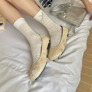 Mesh-Socken im Ballett-Stil mit Lederschleife und Pailletten-Ballerinas auf Stoff
