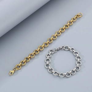 Gros plan détaillé de bracelets à maillons torsadés en acier fini or et argent poli