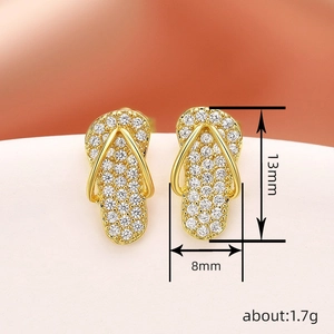 Macro-opname van gouden slipper oorbellen met zirkoon, maat 13x8mm, gewicht 1.7g