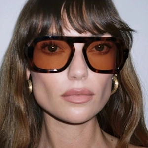 Fashionable tortoise shell square frame sunglasses with trendy orange-brown lenses for women