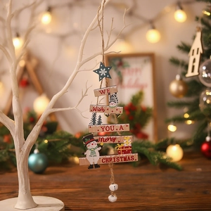 Pendaglio in legno a forma di albero di Natale con pupazzo di neve e scritte festive